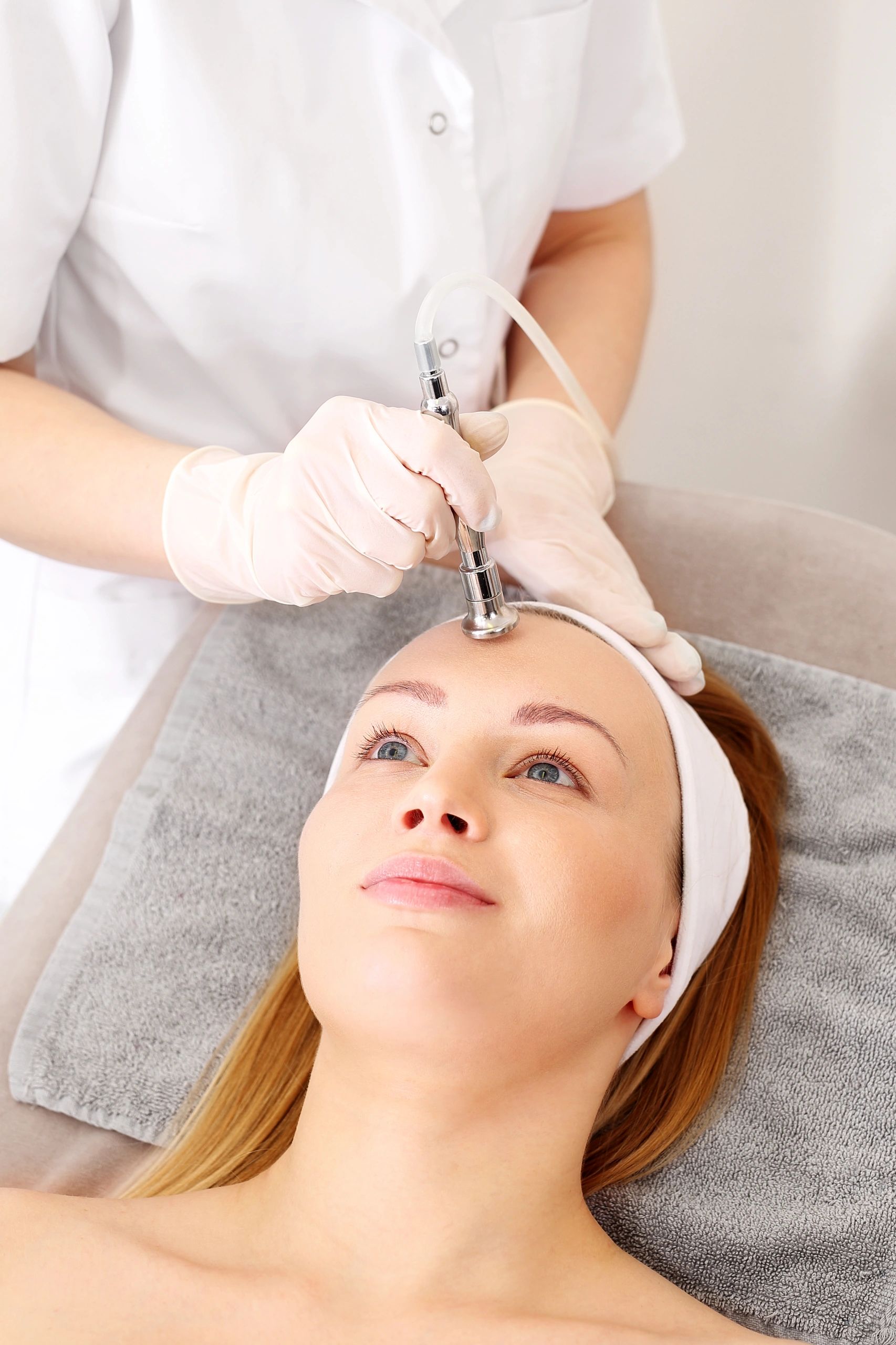 Advanced oxygen-based skincare treatment in a professional spa setting